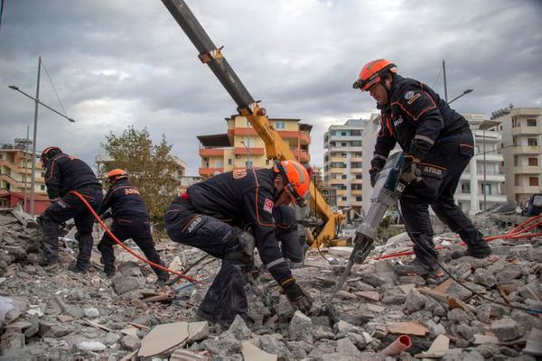 작년 11월 28일( 현지시간) 강진으로 인한 알바니아 두러스의 건물 붕괴 현장에서 터키 구조대가 생존자 수색작업을 하고 있다.ⓒAP/뉴시스