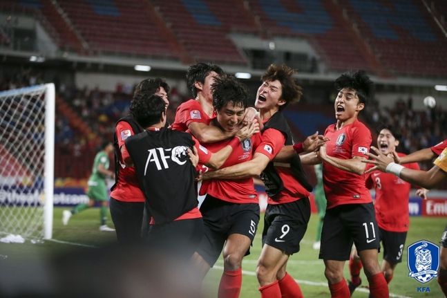 정태욱(대구)이 26일 오후 9시 30분(한국시각) 태국 방콕의 라자망갈라 스타디움에서 열린 사우디아라비아와 아시아축구연맹(AFC) 23세 이하(U-23) 챔피언십 결승전서 연장 후반 8분에 득점에 성공한 뒤 기뻐하고 있다. ⓒ 대한축구협회