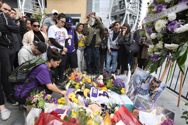 미국 시민들이 사망한 NBA 전설 코비 브라이언트를 추모하고 있다. ⓒ 뉴시스