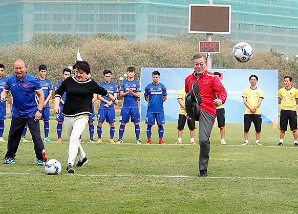 문재인 대통령이 2018년 3월 22일 베트남 국빈방문 첫 일정으로 하노이 베트남 축구협회를 방문해 시축하고 있다.ⓒ청와대