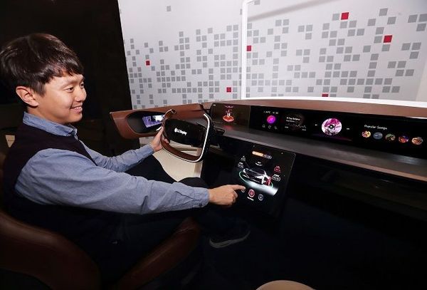 LG디스플레이 모델이 7일(현지시간) 미국 라스베이거스에서 개최된 세계 최대 전자·IT 전시회 ‘CES 2020’에서 차량용 P-OLED(플라스틱 유기발광다이오드) 제품을 소개하고 있다.ⓒLG디스플레이