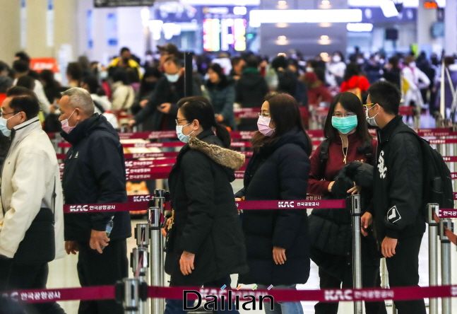 '우한 폐렴'으로 불리는 중국발 신종 코로나바이러스가 무서운 속도로 퍼지고 있는 가운데 28일 제주국제공항에 마스크를 쓴 중국인 관광객이 이동하고 있다. ⓒ뉴시스