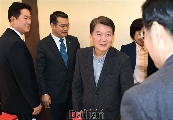 바른미래당 안철수 전 대표가 28일 서울 여의도 한 중식당에서 당 의원들과 오찬 간담회에서 의원들과 인사하고 있다. ⓒ데일리안 박항구 기자