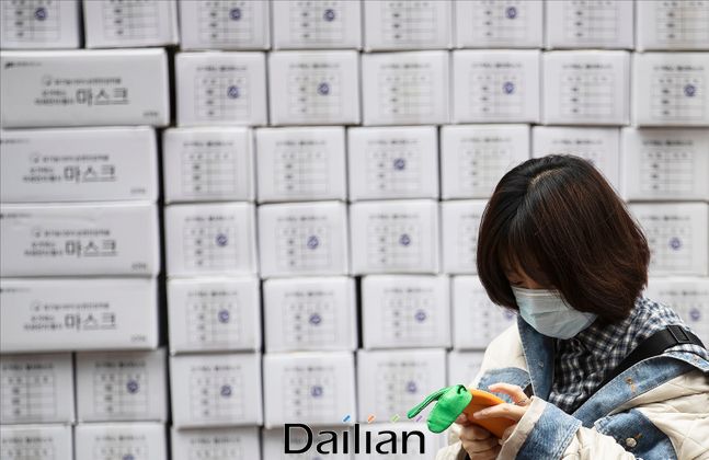 신종 코로나 바이러스 감염증(우한 폐렴)의 확산으로 국내에서도 확진 환자가 발생한 가운데 28일 오후 서울 명동의 한 약국 앞에서 마스크를 착용한 관광객의 너머로 마스크 제품 박스가 쌓여 있다. ⓒ데일리안 홍금표 기자