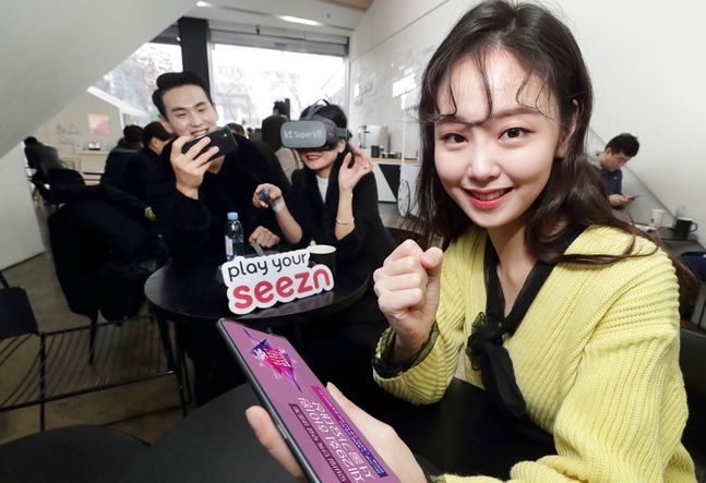 KT 모델들이 OTT 시즌과 슈퍼 VR에서 무료로 즐길 수 있는 서울가요대상을 소개하고 있다.ⓒKT
