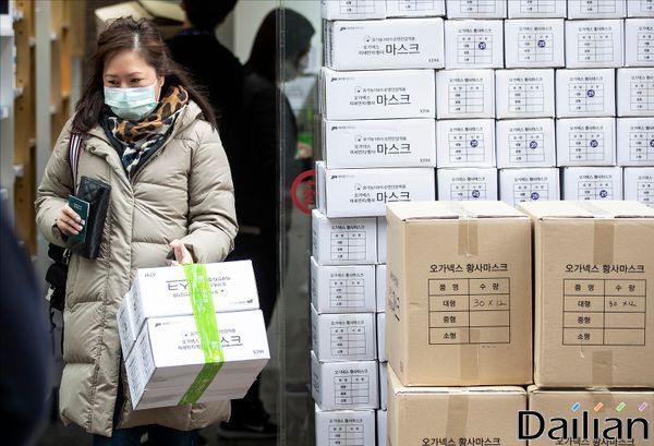 중국 우한 폐렴에 박스채로 판매되는 마스크ⓒ데일리안 홍금표 기자