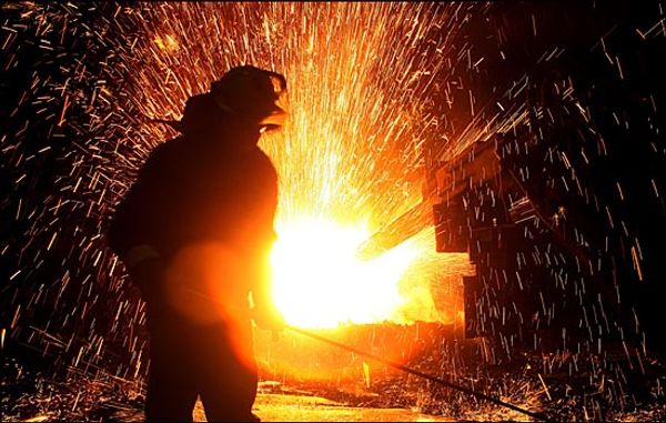 충남 당진 현대제철 일관제철소 전기로에서 한 노동자가 쏟아지는 전기불꽃속에서 일하고 있다.(자료사진)ⓒ데일리안 박항구 기자