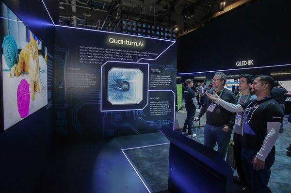 지난 8일(현지시간) 미국 라스베이거스에서 열린 세계 최대 전자·IT 전시회 ‘CES 2020’에서 삼성전자 전시관을 방문한 관람객들이 ‘퀀텀닷(QD) AI’가 적용된 ‘QLED 8K’의 생생한 화질을 감상하고 있다.Ⓒ삼성전자