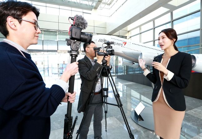 아시아나항공 사내방송 아나운서와 담당자들이 서울 강서구 본사에서 '올티비' 콘텐츠를 제작하고 있다.ⓒ아시아나항공