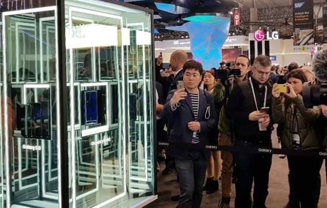 지난해 2월 25일 스페인 바르셀로나에서 열린 ‘모바일월드콩그레스(MWC) 2019’ 행사장에 삼성전자 폴더블 스마트폰 ‘갤럭시폴드’가 유리관 속에 전시된 모습.ⓒ연합뉴스
