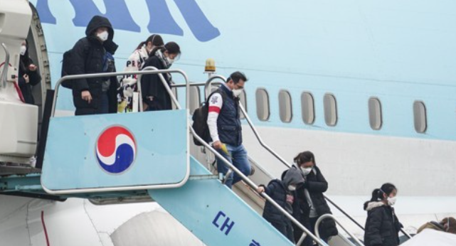 중국 후베이성 우한에 거주 중인 교민들을 태운 2차 전세기가 1일 오전 김포공항에 도착해 탑승자들이 트랩을 내려오고 있다.ⓒ연합뉴스