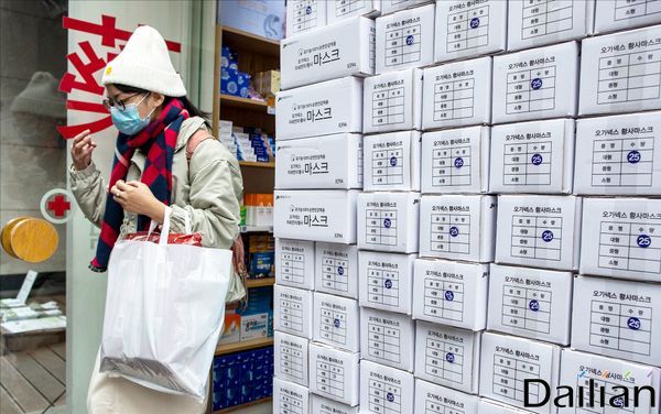 서울 명동의 한 약국 앞에 마스크 제품 박스가 쌓여 있다.ⓒ데일리안 류영주 기자