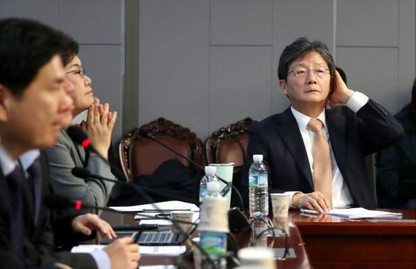 유승민 새로운보수당 보수재건위원장이 지난달 31일 오전 의원회관에서 열린 당대표단 회의에서 얼굴을 만지고 있다. ⓒ데일리안 박항구 기자