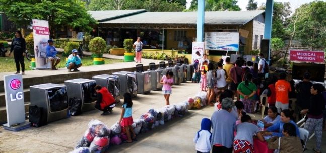 LG전자필리핀법인이 최근 탈화산 인근지역에 마련된 주요대피소에 마련된 무료세탁방에 이재민들이 의류를 세탁하기 위해 대기하고 있다.ⓒLG전자