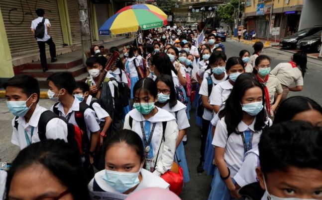 지난달 31일(현지시간) 필리핀 수도 마닐라에서 마스크를 쓴 한 학교 학생들이 학교 활동에 참여해 거리를 행진하고 있다.ⓒAP/뉴시스