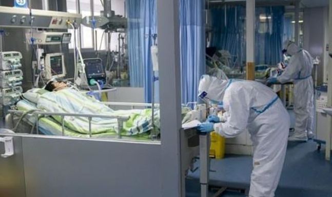지난 24일 중국 후베이성 우한대학 중난병원의 집중치료실에서 보호복을 입은 의료진이 신종 코로나바이러스 감염증 확진 환자들을 돌보고 있다.ⓒ신화/연합뉴스