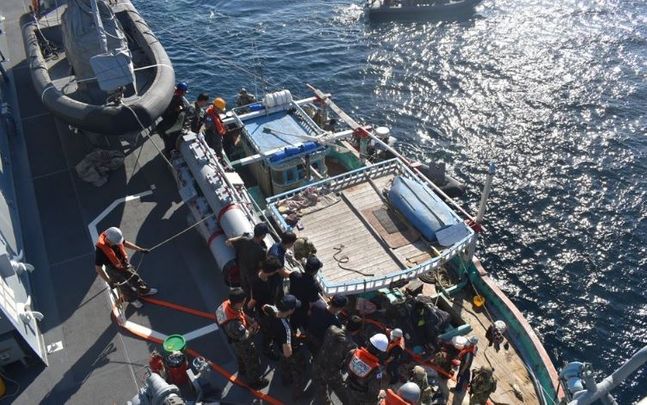 청해부대(31진 왕건함)가 1일(한국시간) 오만 무스카트항 동남방 240NM(445km), 두쿰항 동방 80NM(148km) 해상에서 표류 중이던 이란 국적의 선박 'ALSOHAIL호'를 발견해 구조하는 모습.ⓒ연합뉴스