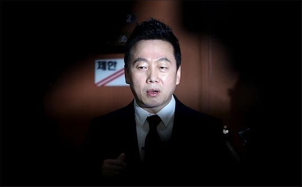정봉주 전 더불어민주당 의원이 2018년 3월 27일 국회 정론관에서 기자들의 질문에 답변하고 있다. ⓒ데일리안 박항구 기자