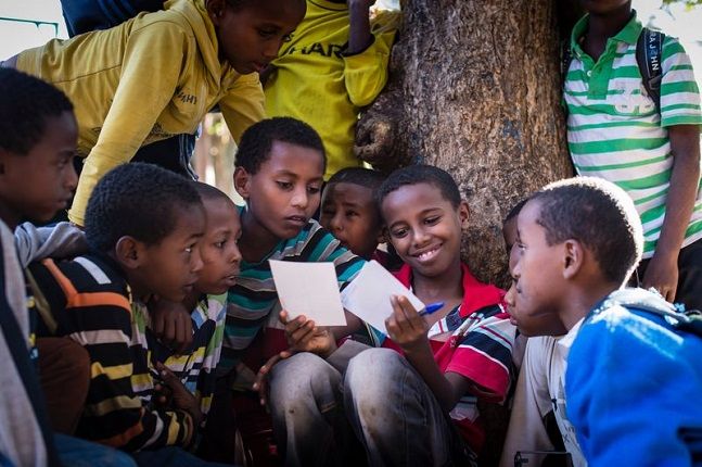 후원자에게 받은 편지를 보며 활짝 웃고 있는 에티오피아컴패션 어린이의 모습.ⓒ한국컴패션