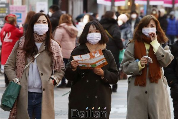 국내에서 신종 코로나 바이러스 감염증의 확산이 이어지고 있는 가운데 3일 오후 서울 중구 명동거리에서 마스크를 착용한 관광객들이 길을 지나고 있다.(자료사진) ⓒ데일리안 홍금표 기자