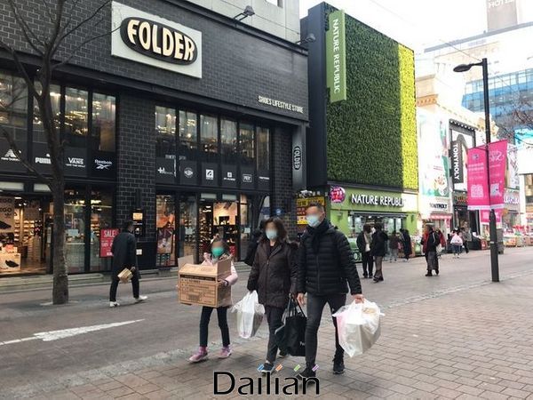 지난달 31일 오전 서울 명동에서 한 중국인 관광객 가족이 마스크를 박스 채 구매해 들고 지나가는 모습.ⓒ데일리안