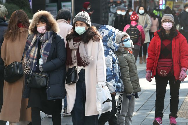 국내에서 신종 코로나 바이러스 감염증의 확산이 이어지고 있는 가운데 3일 오후 서울 중구 명동거리에서 마스크를 착용한 관광객들이 길을 지나고 있다. ⓒ데일리안 홍금표 기자