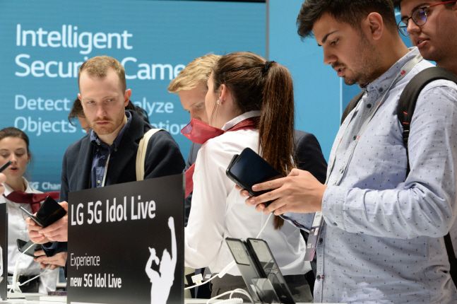 지난해 2월 27일(현지시간) 스페인 바르셀로나에서 열린 ‘MWC 2019’ LG전자 부스에서 관람객들이 ‘V50씽큐’와 탈착형 악세서리 ‘LG 듀얼 스크린’을 살펴보고 있다.ⓒLG전자
