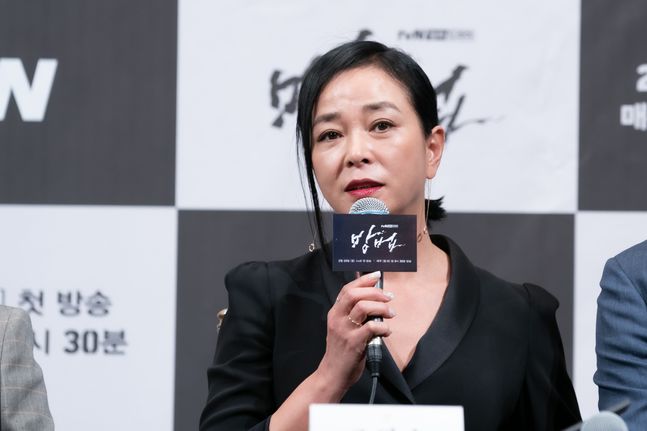 tvN 새 월화드라마 '방법' 제작발표회에서 배우 조민수가 기자들의 질문에 답하고 있다. © tvN