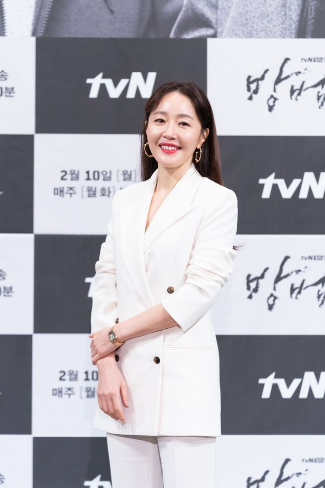 tvN 새 월화드라마 '방법' 제작발표회에서 배우 엄지원이 포즈를 취하고 있다. © tvN