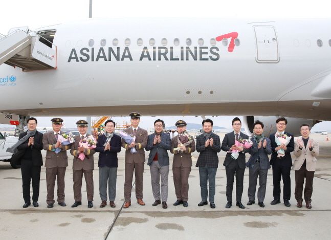 김광석 아시아나항공 부사장(왼쪽에서 네번째)이 4일 인천국제공항에서 개최된 'A350 11호기 도입식'에서 임직원들과 함께 기념촬영을 하고 있다.ⓒ아시아나항공