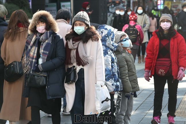국내에서 신종 코로나 바이러스 감염증의 확산이 이어지고 있는 가운데 3일 오후 서울 중구 명동거리에서 마스크를 착용한 관광객들이 길을 지나고 있다. (자료사진) ⓒ데일리안 홍금표 기자