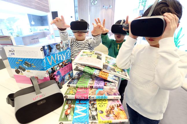아이들이 LG유플러스가 제공하는 초등학생 학습만화 ‘Why?’ 3D VR 콘텐츠를 감상하고 있다.ⓒLG유플러스