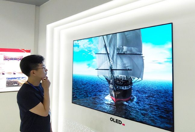 LG디스플레이 직원이 OLED TV를 시청하고 있다.ⓒLG디스플레이