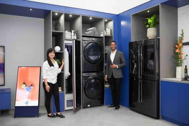 삼성전자 모델이 지난달 열린 북미 최대 규모 주방·욕실 관련 전시회 'KBIS 2020'에서 프리미엄 세탁기·건조기와 패밀리허브 냉장고 등으로 구성된 ‘커넥티드 리빙존’에서 차별화된 인공지능(AI)·사물인터넷(IoT) 가전을 소개하고 있다. ⓒ삼성전자