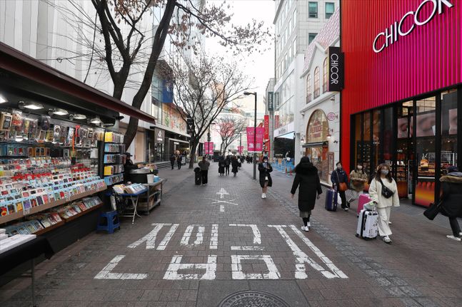중국 우한시가 진원지로 알려진 신종 코로나 바이러스 감염증의 확진자가 국내에서 늘어나고 있는 가운데, 4일 오후 서울 중구 명동 거리가 다소 한산한 모습을 보이고 있다. ⓒ데일리안 홍금표 기자