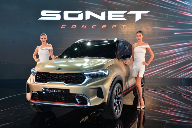 기자아동차가 5일 인도 노이다(Noida)시 인디아 엑스포 마트에서 개막한 ‘2020 인도 델리 오토 엑스포(델리모터쇼)’에서 소형 SUV ‘쏘넷(SONET) 콘셉트’를 공개하고 있다.ⓒ기아자동차
