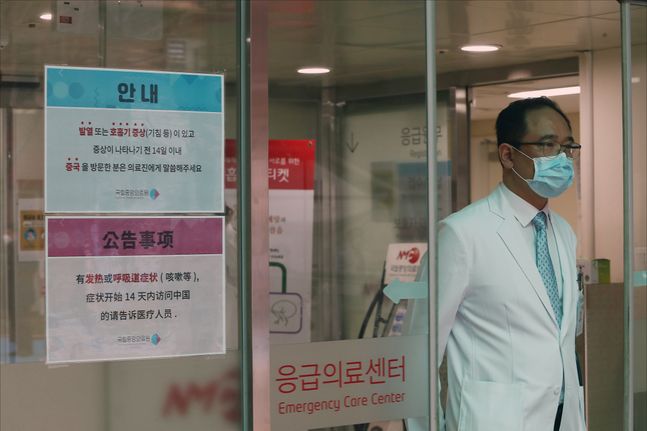 국내 신종 코로나 바이러스 감염증 19번째 환자가 5일 발생했다. 사진은 1월 28일 오전 서울 중구 국립중앙의료원 선별진료실에서 마스크를 착용한 의료진이 나오는 모습. ⓒ데일리안 홍금표 기자