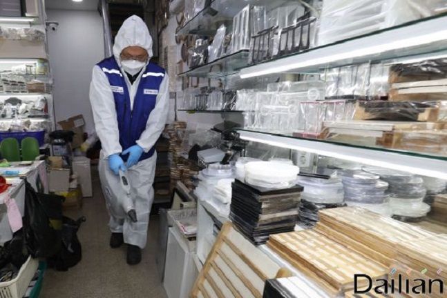 5일 오전 서울 중구 남대문시장에서 방역봉사단이 신종 코로나바이러스 감염증의 확산을 방지하기 위한 방역 작업을 하고 있다.ⓒ데일리안 류영주 기자