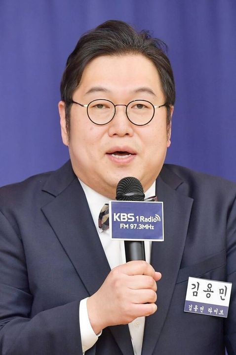 KBS시청자위원회(위원장 이창현)가 방송인 김용민의 KBS2 시사 토크쇼 '거리의 만찬' 선정과 하차 논란을 두고 '만시지탄'이라고 지적했다. ⓒKBS