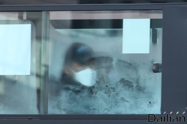 김이 서린 버스창문 너머에 마스크를 착용하고 있는 한 시민(자료사진). ⓒ데일리안 류영주 기자