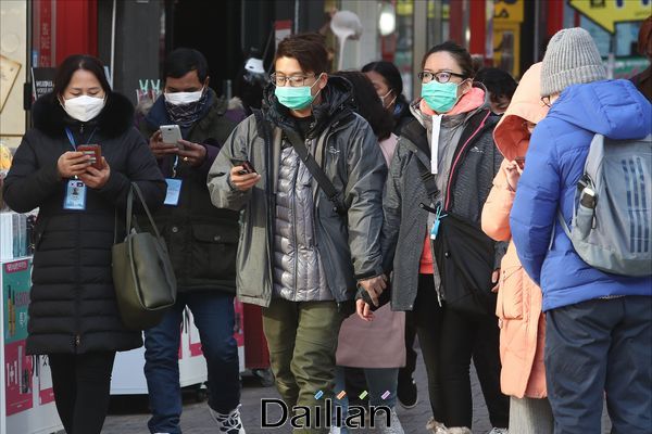 서울 중구 명동에서 관광객들이 마스크를 쓰고 길을 걷고 있다(자료사진) ⓒ데일리안 홍금표 기자