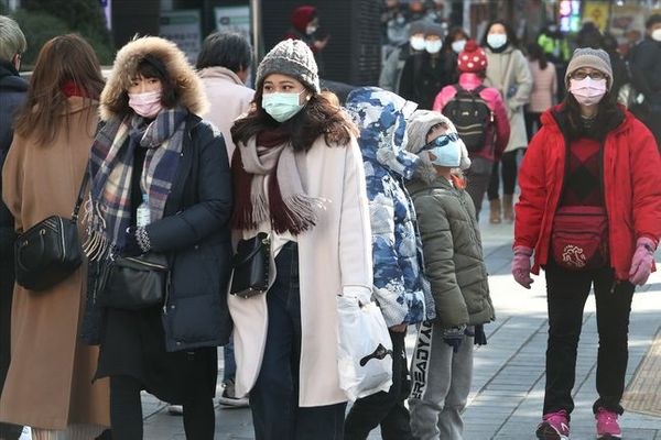 국내에서 신종 코로나 바이러스 감염증의 확산이 이어지고 있는 가운데 3일 오후 서울 중구 명동거리에서 마스크를 착용한 관광객들이 길을 지나고 있다.(자료사진)ⓒ데일리안