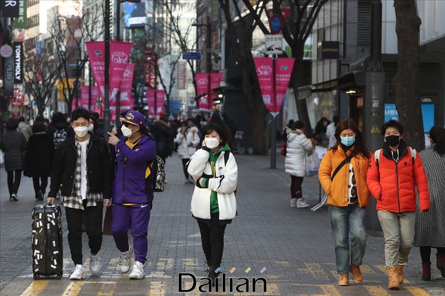국내에서 신종 코로나 바이러스 감염증의 확산이 이어지고 있는 가운데 지난 3일 오후 서울 중구 명동거리에서 마스크를 착용한 관광객들이 길을 지나고 있다. ⓒ데일리안 홍금표 기자