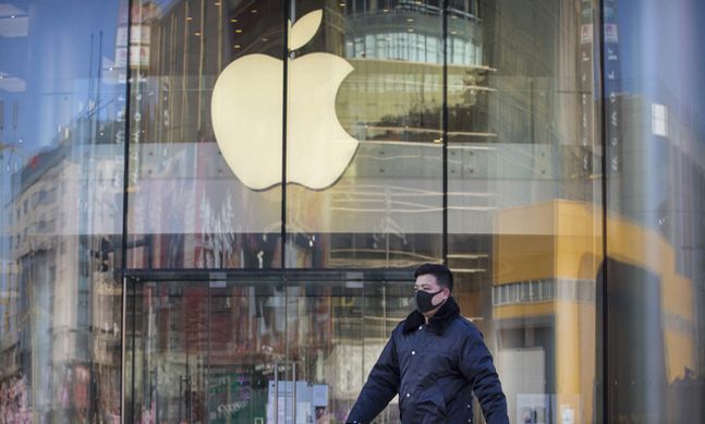 지난 4일(현지시간) 중국 베이징의 애플 매장이 문을 닫은 가운데 마스크를 쓴 한 남성이 그 앞을 지나고 있다. 앞서 애플은 신종 코로나바이러스 감염증(우한 폐렴) 발생으로 중국 내 모든 매장을 잠정 폐쇄한다고 밝힌 바 있다.ⓒ뉴시스
