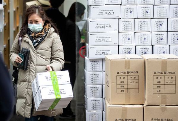 신종 코로나 바이러스 감염증(우한 폐렴)의 확산으로 국내에서도 확진 환자가 발생한 가운데 28일 오후 서울 명동의 한 약국 앞에 마스크 제품 박스가 쌓여 있다. ⓒ데일리안 홍금표 기자
