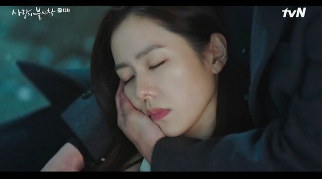 '사랑의 불시착' 현빈과 손예진이 시련을 겪고 있는 가운데, 최지우의 깜짝 출연으로 시청자들의 관심이 집중되고 있다. tvN 방송 캡처.
