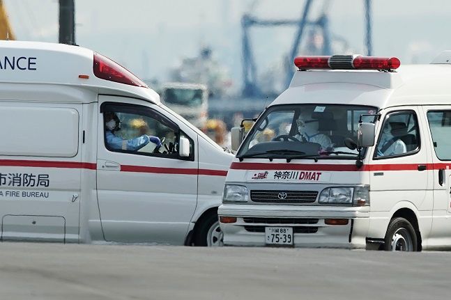 7일 일본 도쿄 남쪽 요코하마 항구에 정박한 유람선 다이아몬드 프린세스호 근처에서 구급차가 운행되고 있다. 이 유람선에서 신종 코로나바이러스 감염증(우한 폐렴) 확진자 41명이 추가되면서 유람선 확진자는 61명으로 늘어났다.ⓒ뉴시스