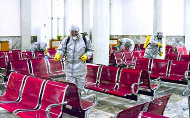 북한 노동신문은 5일 신종 코로나 바이러스 감염증(우한 폐렴)을 대비하기 위한 사업을 강도 높게 전개해나가고 있다고 보도했다. 사진은 평양역에서 방역 관계자들이 방역하는 모습.ⓒ뉴스시(노동신문 캡처)