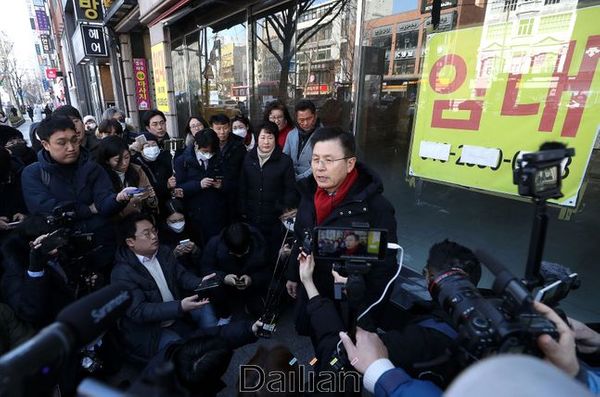 4·15 총선에서 종로 출마를 선언한 황교안 자유한국당 대표가 9일 오후 서울 종로구 젊음의 거리를 찾아 공실 점포를 둘러본 후발언을 하고 있다.ⓒ데일리안 박항구 기자