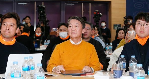 안철수(가운데) 전 국민의당 대표가 9일 오후 서울 영등포구 하이서울유스호스텔에서 열린 안철수와 함께 만드는 신당 발기인대회에서 강연을 듣고 있다. ⓒ뉴시스